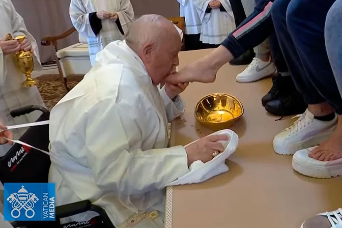 El Papa Francisco durante el lavatorio de pies en la cárcel de Rebibbia.