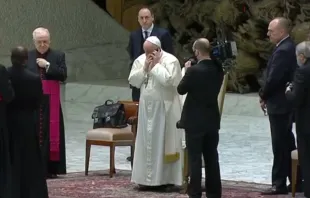 Papa Francisco llama por teléfono a padre de joven asesinada en Italia. Crédito: Youtube EWTN