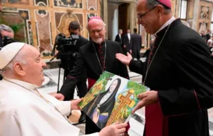 Papa Francisco con una imagen de Santa Mama Antula Crédito: Vatican Media
