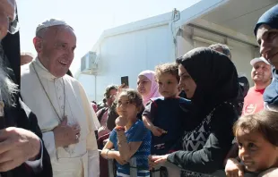 El Papa Francisco en la isla de Lesbos en Grecia, en 2016 Crédito: Vatican Media