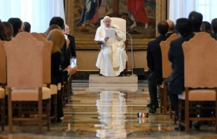 El Papa Francisco en la audiencia de hoy con la delegación del Departamento de Odontología de la Universidad de Nápoles Federico II. Crédito: Vatican Media.