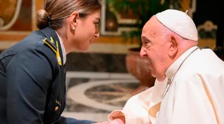 El Papa Francisco saluda a una de los militares a quienes recibió en audiencia en el Vaticano este 21 de septiembre,