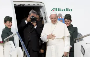 El Papa Francisco a punto de abordar el avión para un viaje internacional Crédito: Daniel Ibáñez / ACI Prensa