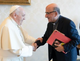 Arzobispo entrega al Papa Francisco su documental en homenaje a los desaparecidos