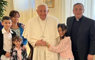 Papa Francisco junto a niños argentinos en Roma Crédito: Página de Facebook/Vicaría de Niños de Buenos Aires
