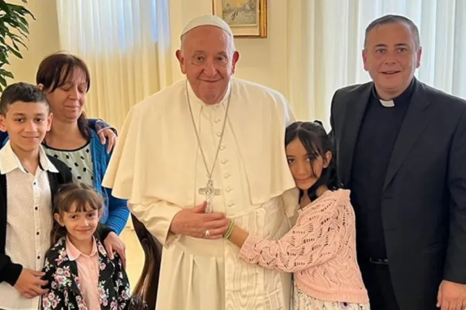 Papa Francisco junto a niños argentinos en Roma