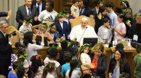 Papa Francisco y niños en el Vaticano