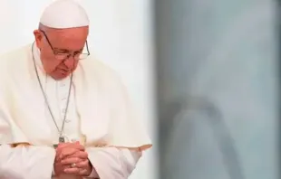 El Papa Francisco en oración. Crédito: Daniel Ibáñez / ACI Prensa