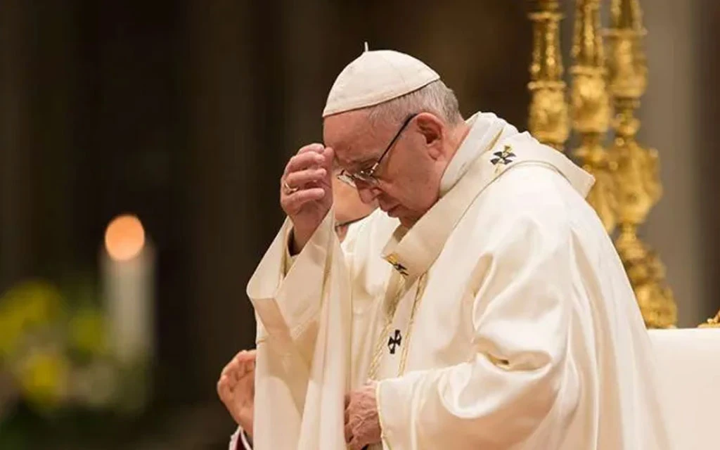 El Papa Francisco reza en la Basílica de San Pedro.?w=200&h=150