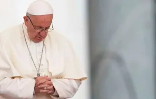 El Papa Francisco en oración Crédito: Daniel Ibáñez / ACI Prensa