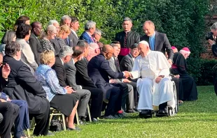 El Papa Francisco saludando a los presentes en el momento de oración por la paz. Crédito: Pool de AIGAV.