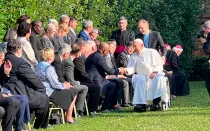 El Papa Francisco saludando a los presentes en el momento de oración por la paz.