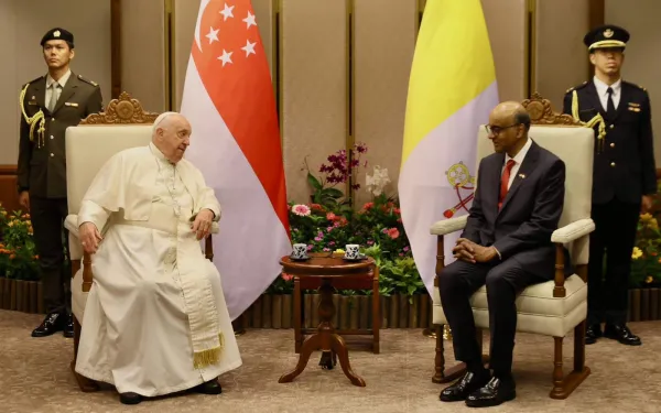 El Papa Francisco sostuvo un encuentro con el presidente de Singapur, Tharman Shanmugaratnam, tras la ceremonia de bienvenida en el Parlamento del país. Crédito: Daniel Ibáñez / EWTN News.