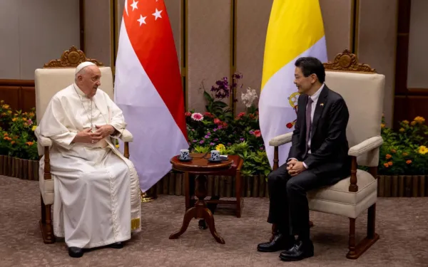 El Papa Francisco también sostuvo un encuentro con el primer ministro de Singapur, Lawrence Wong Shyun Tsai. Crédito: Daniel Ibáñez / EWTN News.