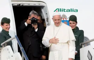 El Papa Francisco a punto de abordar el avión para uno de sus viajes internacionales. Crédito: Daniel Ibáñez / ACI Prensa