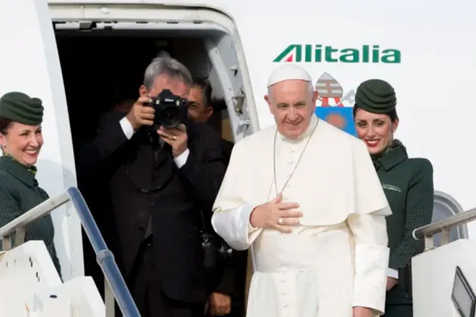 Papa Francisco avión papal Dubái 09112023