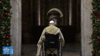 El Papa Francisco en la apertura de la Puerta Santa en la Basílica de San Pedro, en la Nochebuena de 2024.