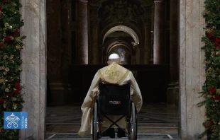 El Papa Francisco en la apertura de la Puerta Santa en la Basílica de San Pedro, en la Nochebuena de 2024. Crédito: Captura de video / Vatican Media.