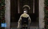 El Papa Francisco en la apertura de la Puerta Santa en la Basílica de San Pedro, en la Nochebuena de 2024.