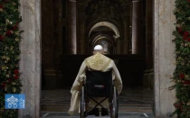 El Papa Francisco en la apertura de la Puerta Santa en la Basílica de San Pedro, en la Nochebuena de 2024.