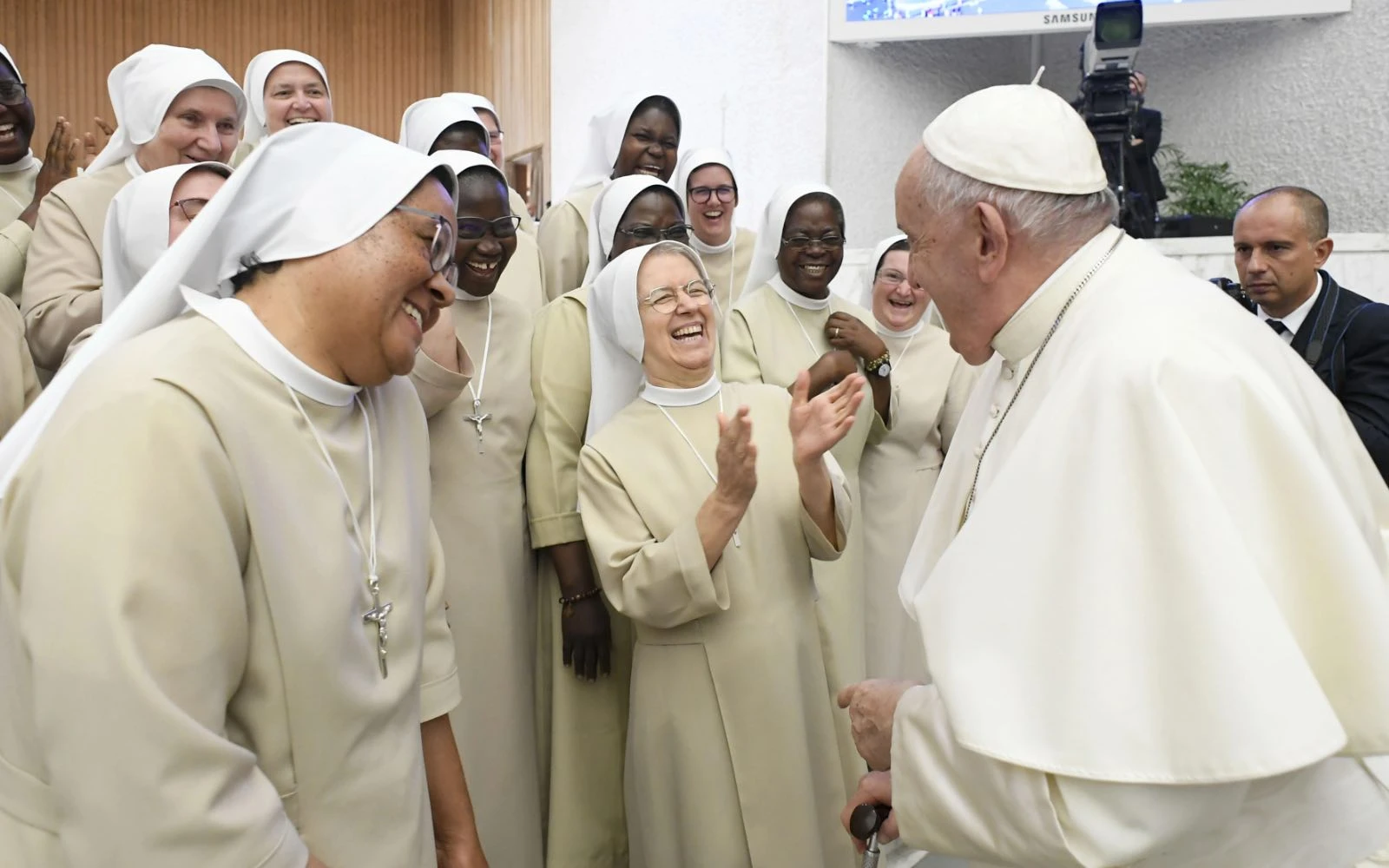 El Papa Francisco se ríe con algunas religiosas durante su audiencia general en el Aula Pablo VI del Vaticano, el 30 de agosto de 2023.?w=200&h=150