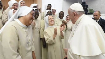 El Papa Francisco se ríe con algunas religiosas durante su audiencia general en el Aula Pablo VI del Vaticano, el 30 de agosto de 2023.