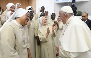 El Papa Francisco se ríe con algunas religiosas durante su audiencia general en el Aula Pablo VI del Vaticano, el 30 de agosto de 2023. Crédito: Vatican Media.