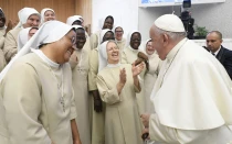 El Papa Francisco se ríe con algunas religiosas durante su audiencia general en el Aula Pablo VI del Vaticano, el 30 de agosto de 2023.