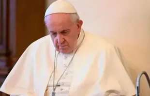 El Papa Francisco rezando. Crédito: Vatican News