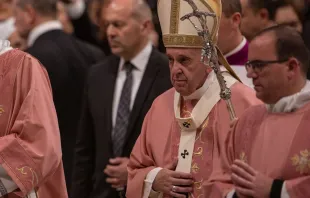 El Papa Francisco y sacerdotes concelebrantes usan la casulla rosa en la Basílica de San Pedro en el Vaticano. Crédito: Daniel Ibáñez / ACI Prensa