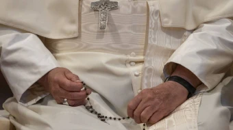 El Papa Francisco reza el Santo Rosario por el don de la paz, esta tarde en la Basílica de Santa María la Mayor, en Roma.