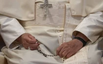 El Papa Francisco reza el Santo Rosario por el don de la paz, esta tarde en la Basílica de Santa María la Mayor, en Roma.