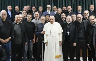 El Papa Francisco visita a 35 sacerdotes de las periferias de Roma. Crédito: Vatican Media