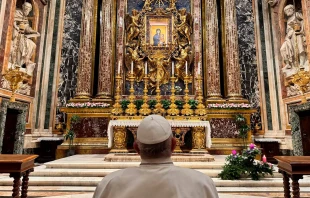 El Papa Francisco reza ante la imagen de la Virgen Salus Populi Romani. Crédito: Vatican Media.