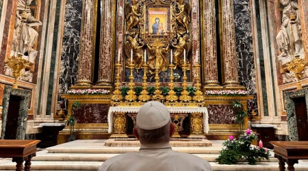 El Papa Francisco reza ante la imagen de la Virgen Salus Populi Romani.