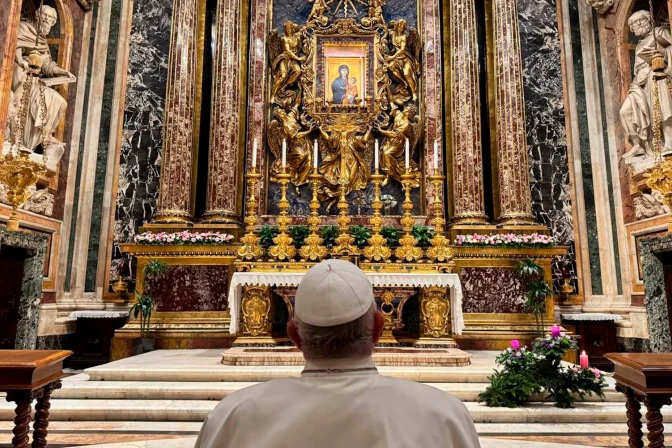 El Papa Francisco reza ante la imagen de la Virgen Salus Populi Romani.