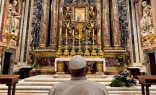 El Papa Francisco reza ante la imagen de la Virgen Salus Populi Romani.