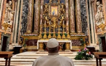 El Papa Francisco reza ante la imagen de la Virgen Salus Populi Romani.