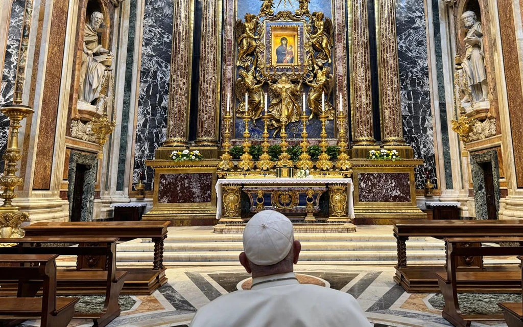 El Papa Francisco reza hoy ante la Salus Populi Romani en la Basílica papal de Santa María la Mayor.?w=200&h=150