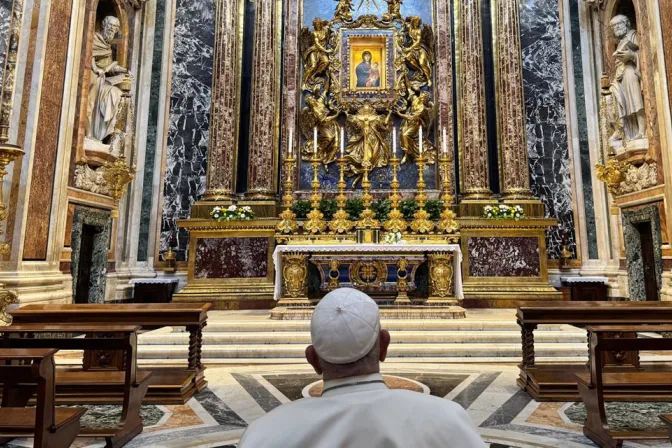 El Papa Francisco reza ante la Salus Populi Romani 25092024