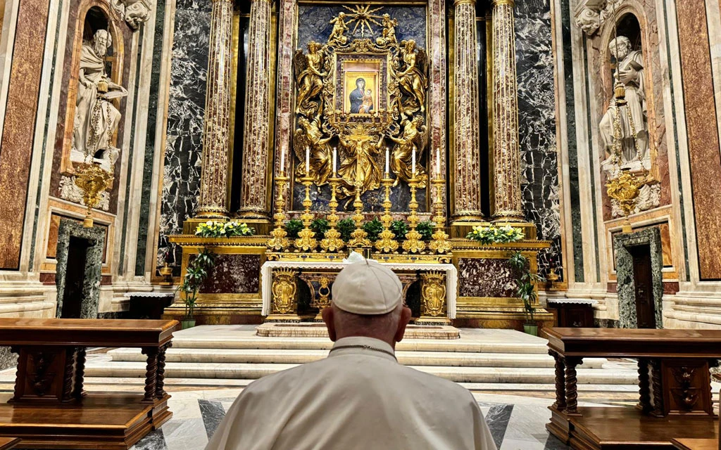 El Papa Francisco reza en Santa María la Mayor este 13 de septiembre, tras concluir el viaje más largo de su pontificado, que lo llevó a Indonesia, Papúa Nueva Guinea, Timor Oriental y Singapur.?w=200&h=150