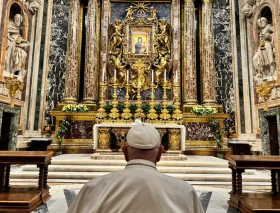 El Papa Francisco reza en Santa María la Mayor tras su viaje a Asia y Oceanía