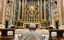 El Papa Francisco reza en Santa María la Mayor este 13 de septiembre, tras concluir el viaje más largo de su pontificado, que lo llevó a Indonesia, Papúa Nueva Guinea, Timor Oriental y Singapur.