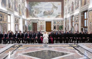 El Papa Francisco en audiencia con seminaristas del Seminario Mayor “Nuestra Señora de los Apóstoles”, de Getafe (España). Junto a ellos están Mons. Ginés García Beltrán, Obispo de Getafe, y su Obispo Auxiliar, Mons. José María Avendaño; con el rector y los formadores del seminario. Crédito: Vatican Media.