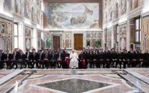 El Papa Francisco en audiencia con seminaristas del Seminario Mayor “Nuestra Señora de los Apóstoles”, de Getafe (España). Junto a ellos están Mons. Ginés García Beltrán, Obispo de Getafe, y su Obispo Auxiliar, Mons. José María Avendaño; con el rector y los formadores del seminario.