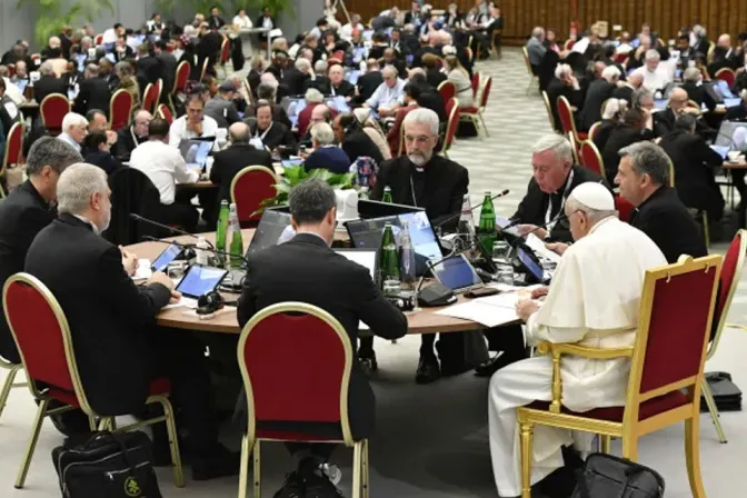 Papa Francisco entre delegados del Sínodo de la Sinodalidad 27102023