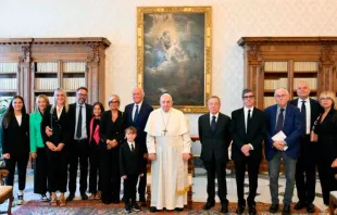 El Papa Francisco en el Vaticano con la delegación que le entregó este sábado un premio de periodismo Crédito: Vatican News