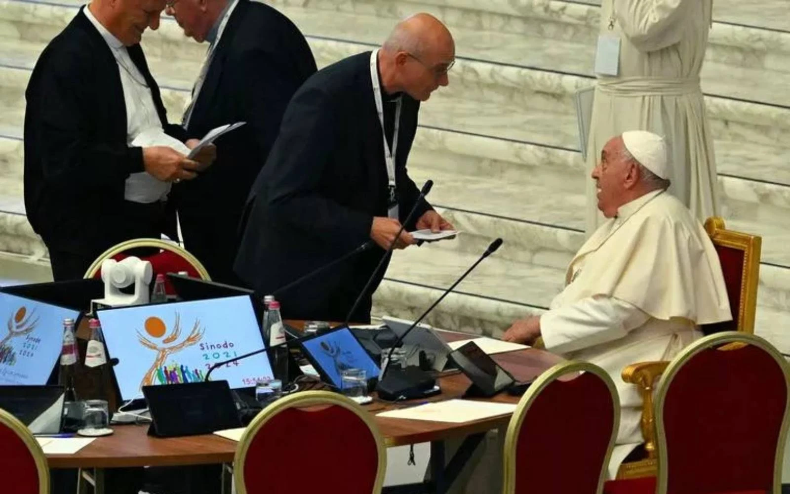 El Papa Francisco se dirige a un participante el 10 de octubre en una sesión del Sínodo de la Sinodalidad en el Aula Pablo VI del Vaticano.?w=200&h=150