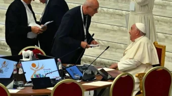 El Papa Francisco se dirige a un participante el 10 de octubre en una sesión del Sínodo de la Sinodalidad en el Aula Pablo VI del Vaticano.