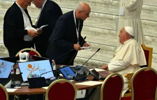 El Papa Francisco se dirige a un participante el 10 de octubre en una sesión del Sínodo de la Sinodalidad en el Aula Pablo VI del Vaticano. Crédito: Andreas Solaro / AFP vía Getty Images.